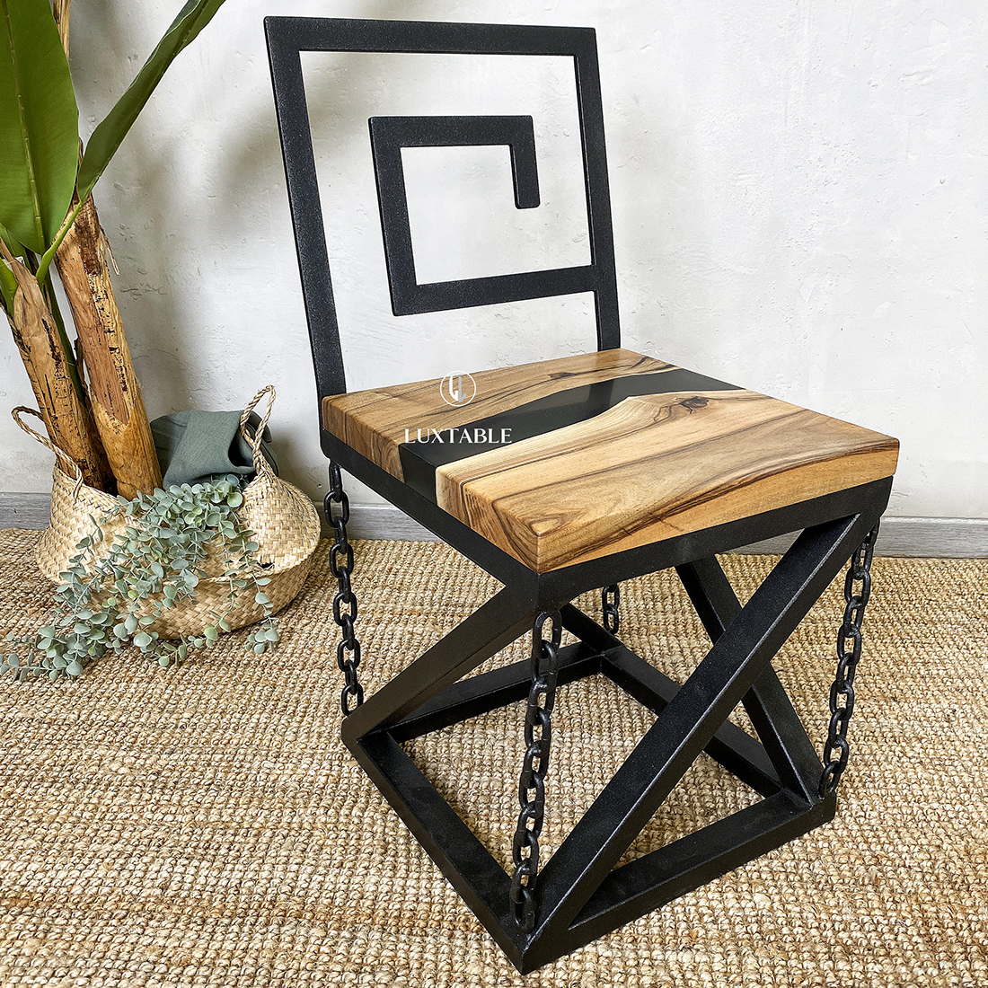 Tavolo Continental in noce europeo e resina turchese pigmentata