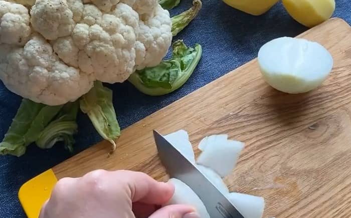 Приготовление крем-супа из цветной капусты со сливками: шаг 1