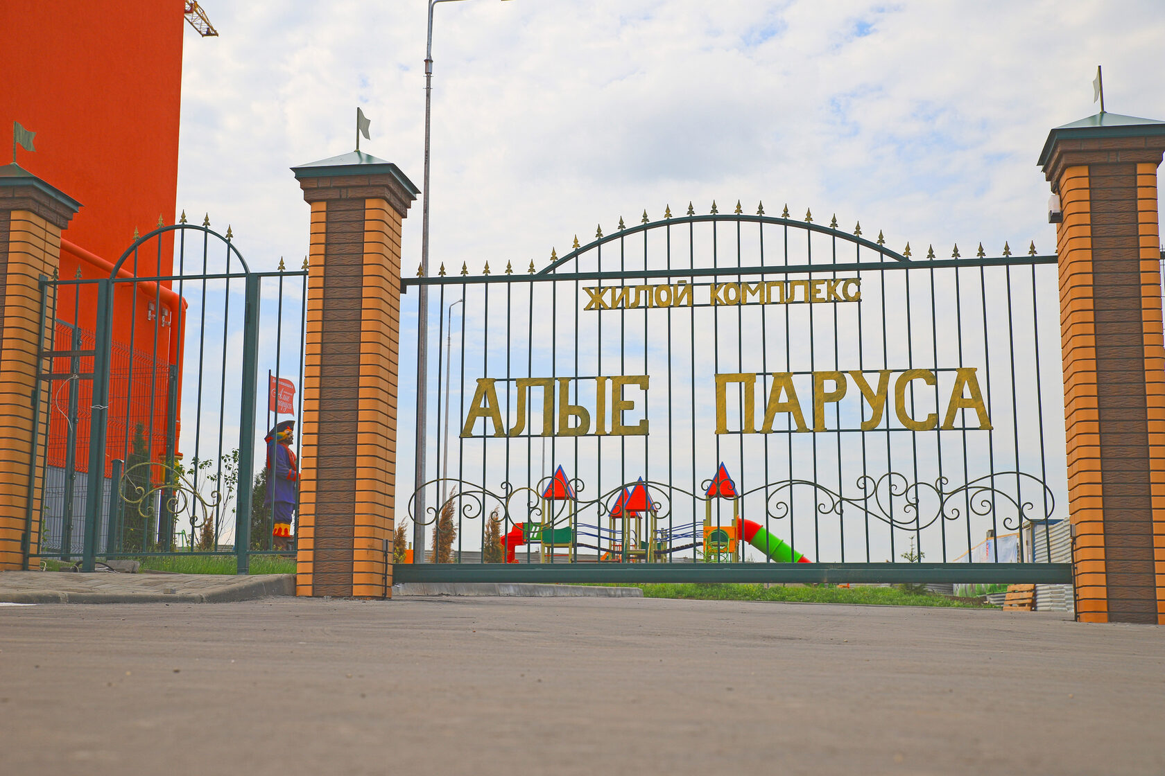 Закрытая территория двора