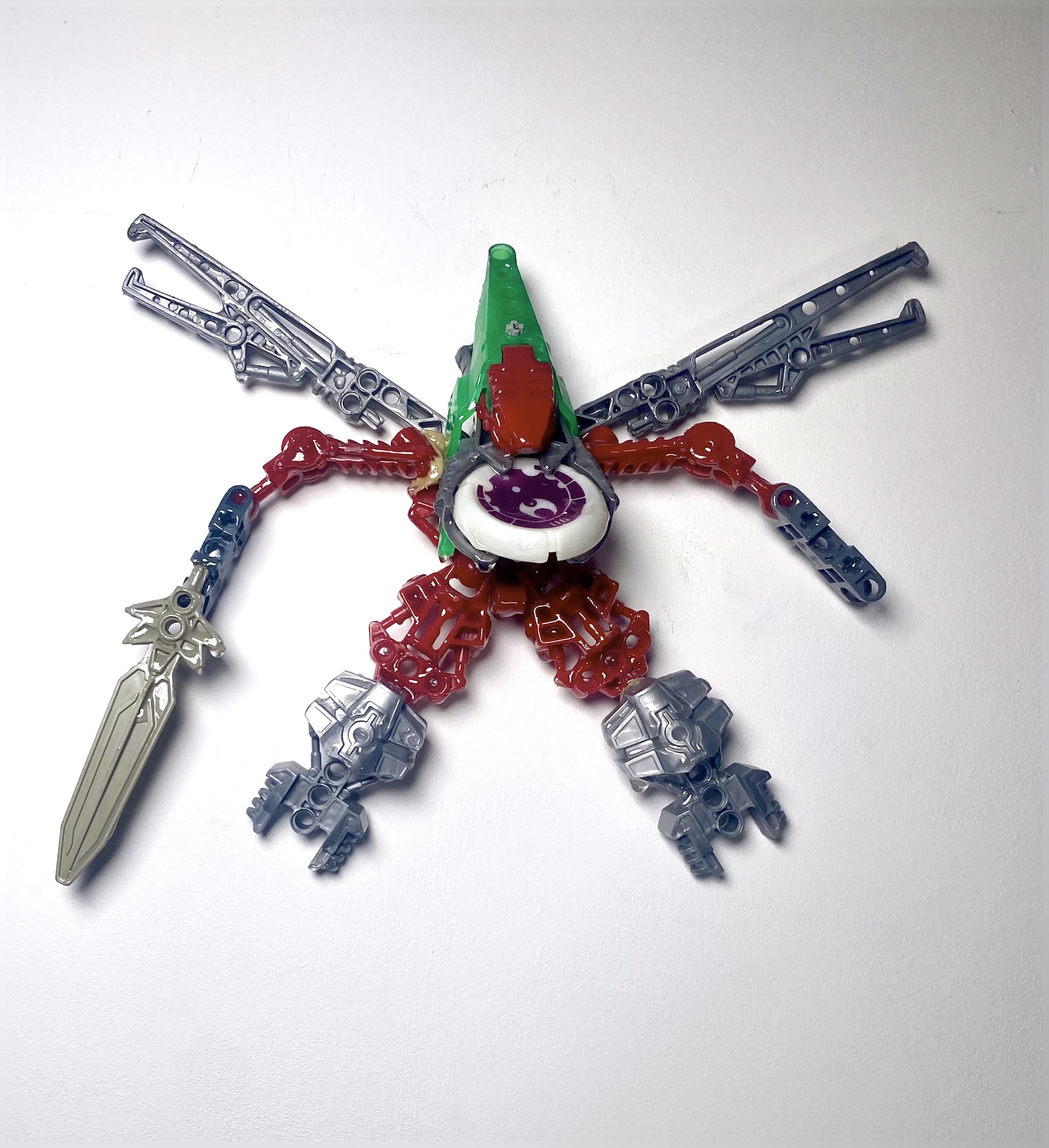 Фрагмент экспозиции Постфактум Владислава Титаева в галерее Most Wanted. Живопись, инсталляция, графика, объекты, смешанная техника