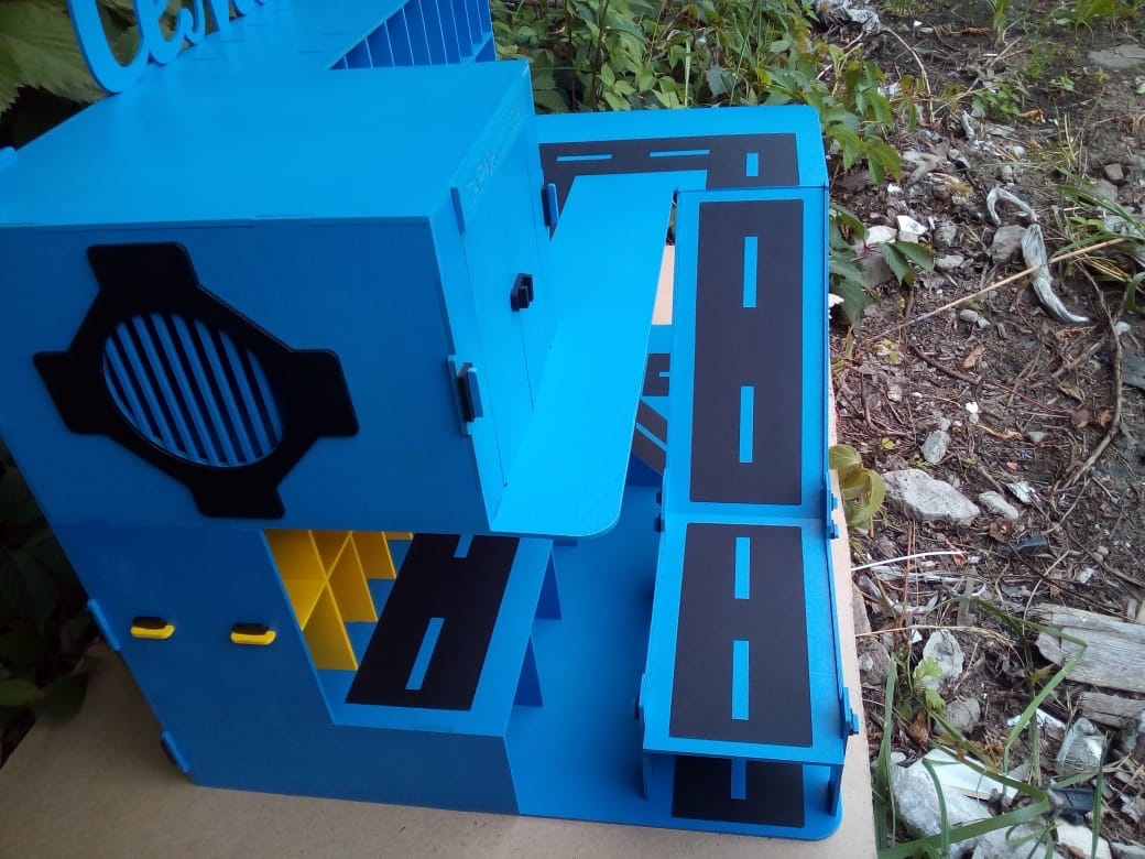 Парковка большая, с трамплином из фанеры