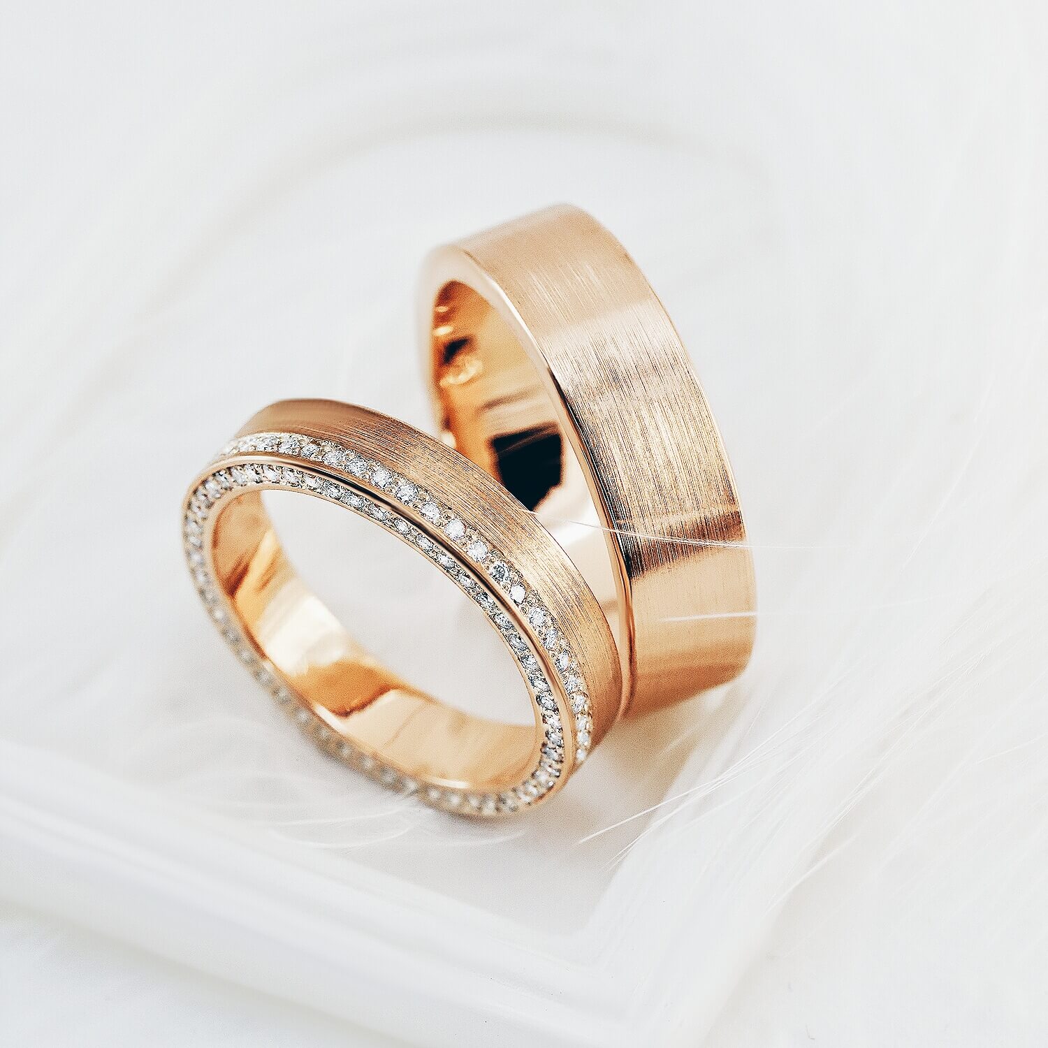Современная классика: обруальные кольца с актуальной сатиновой фактурой и бриллиантами
