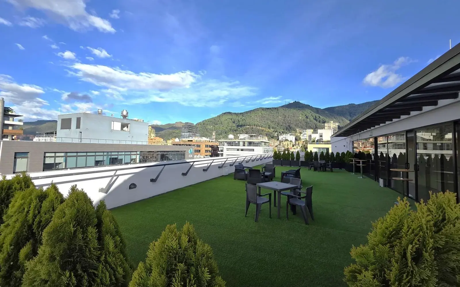 Открытая терраса с газоном и столиками, вид на горы, Novotel Bogota Parque 93