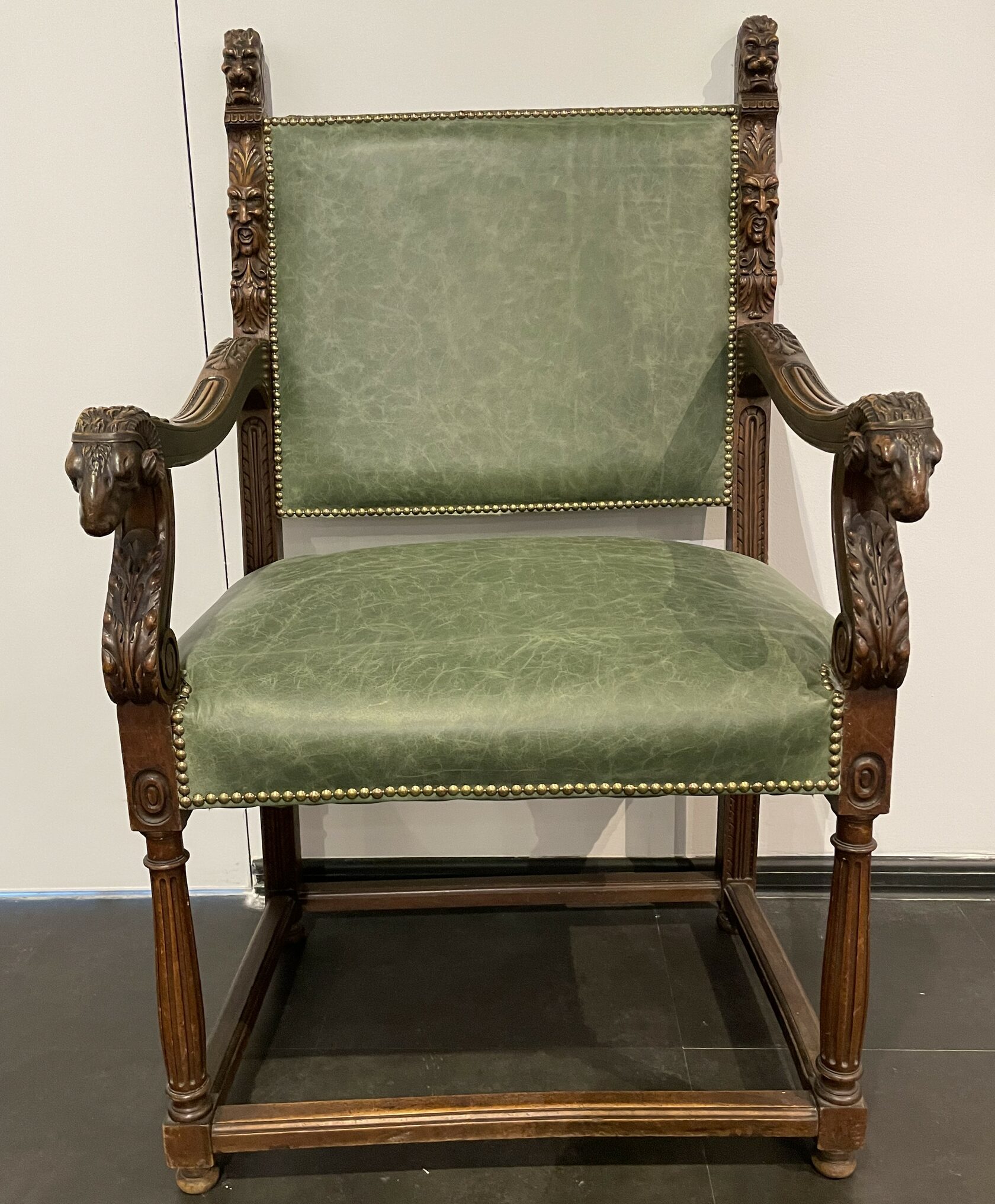 Кресло в стиле Людовика 16