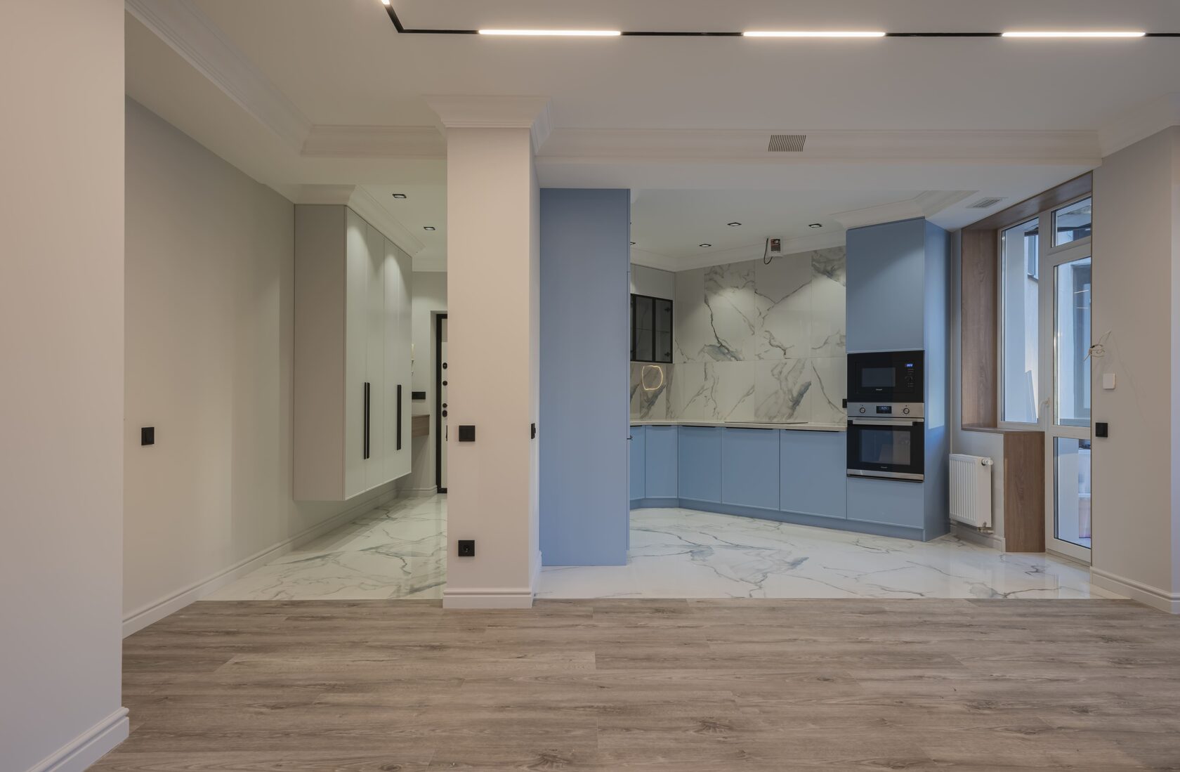 Дизайнерский ремонт ванной — мозаика, стеклянная перегородка, тропический душ