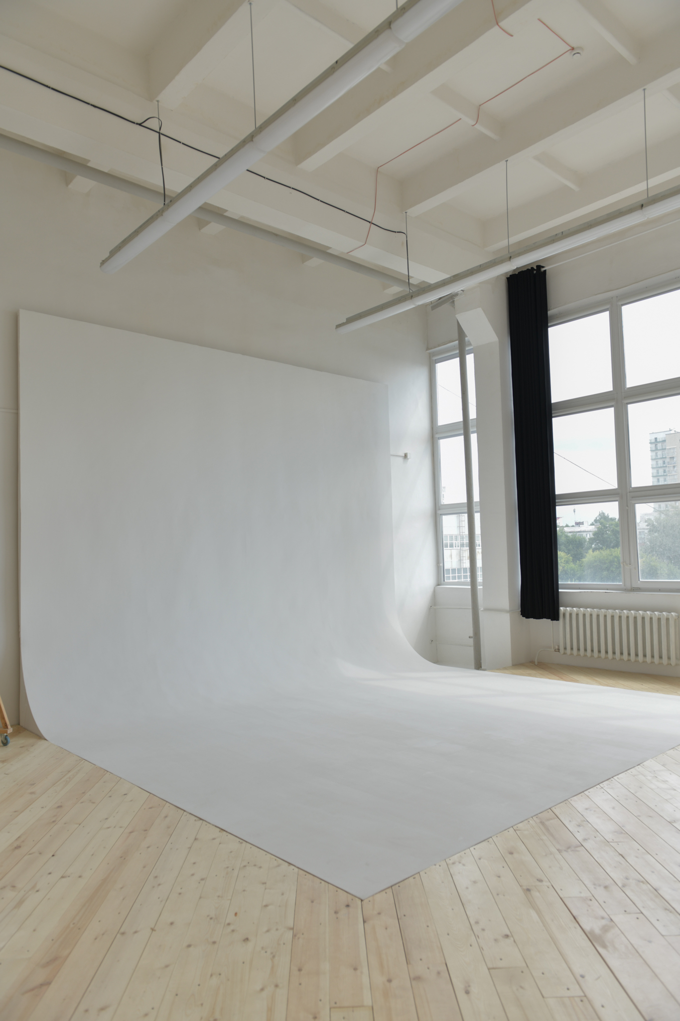 Зал LUCKY (ЦИКЛОРАМА) для каталожных съемок в фотостудии ЭЛЕКТРОЗАВОД ⚡