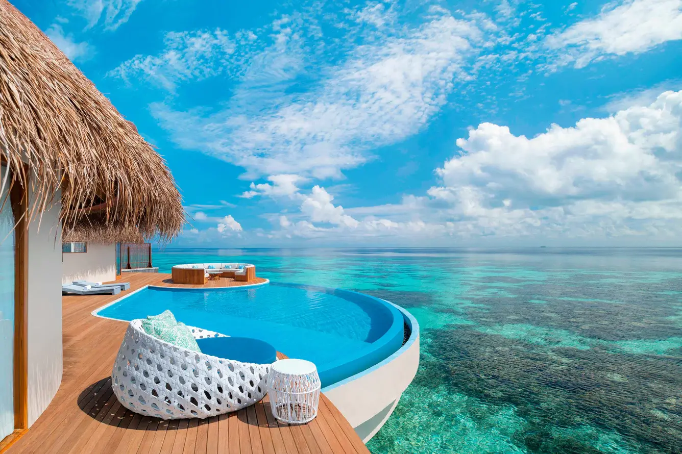 Дизайнерский W Maldives на острове Fesdu с одним из лучших рифов Северного Ари Атолла предлагает скидки до 40% на виллы, бесплатный Half/Full Board и бонусы для 2BR вилл при проживании в 2026 году.