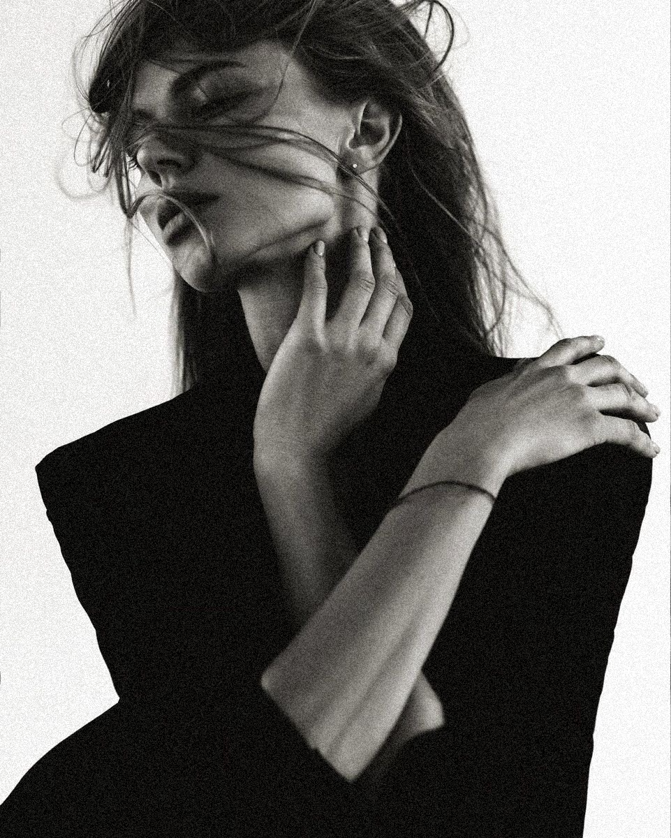 девушка скрестила руки на груди