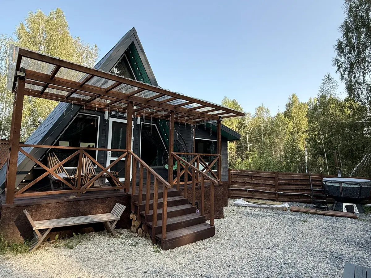 A-Frame Green в Лесогорье — фасад домика