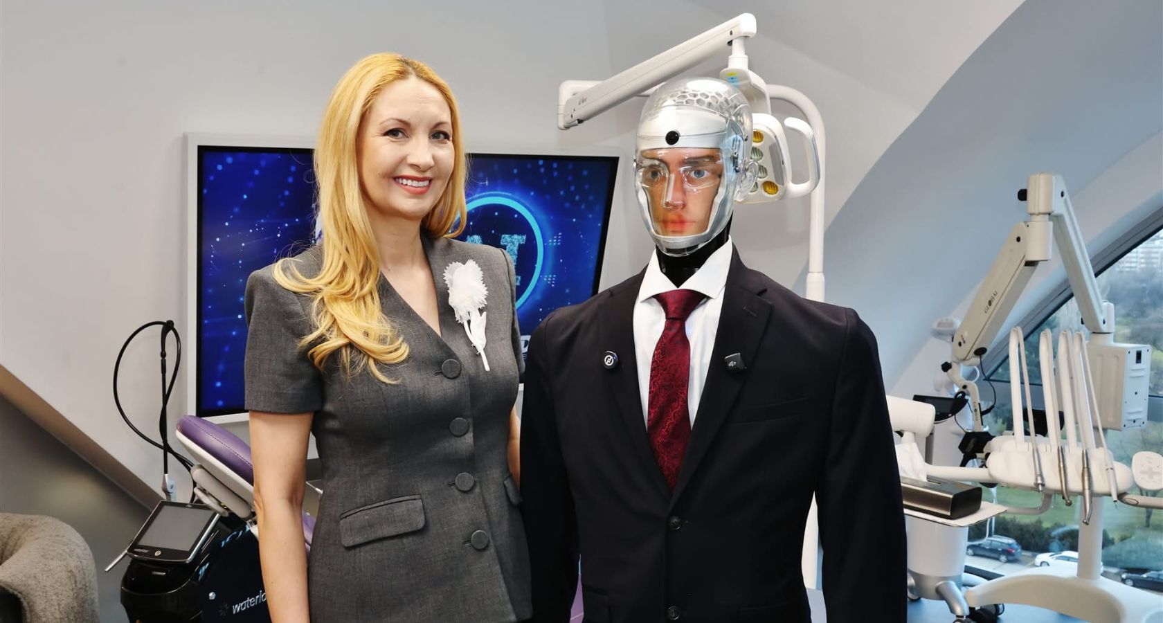 Йордана Димитрова с робота, който посреща пациентите в EO Dent