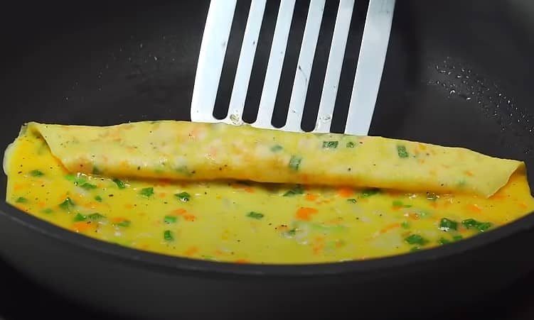 Приготовление японского омлета тамагояки с овощами: шаг 6
