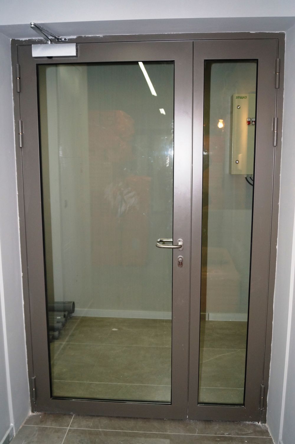 Двери стекло б у. Дверь алюминиевая противопожарная со стеклом полуторная 1500*2000. Противопожарные двери EIW 30. Алюминиевая входная дверь ТП 45. Дверь алюминиевая со стеклом входная перемычка 45.