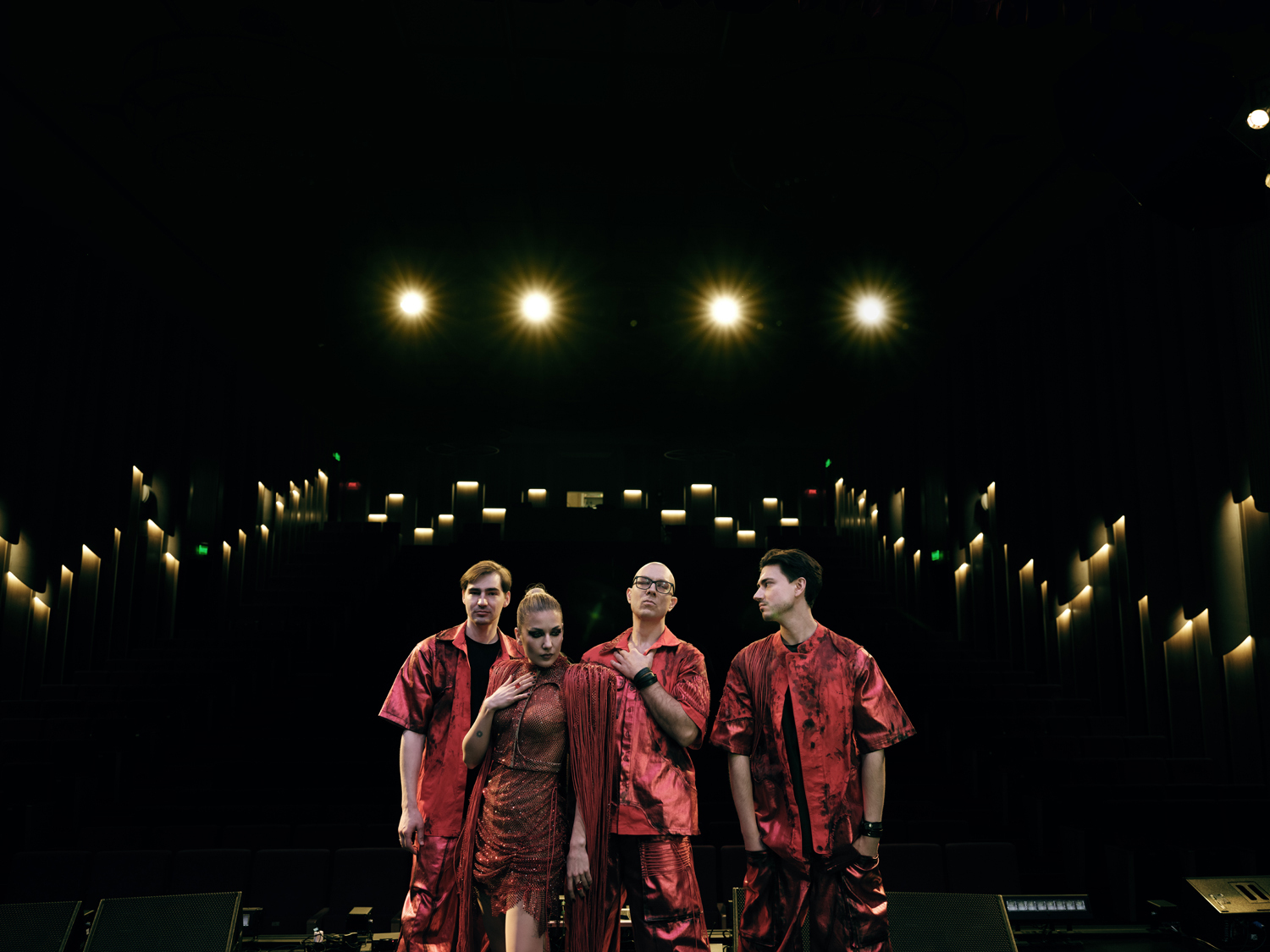 Полноценный живой бэнд с полностью живым звуком. Вокал, клавиши, драм-машинки гитары, барабаны, бэк-вокал. Здесь у нас классика Pop Disco-House, Funk и Electro Dance Music. Это настоящая фестивальная масштабная атмосфера для праздника любого уровня.