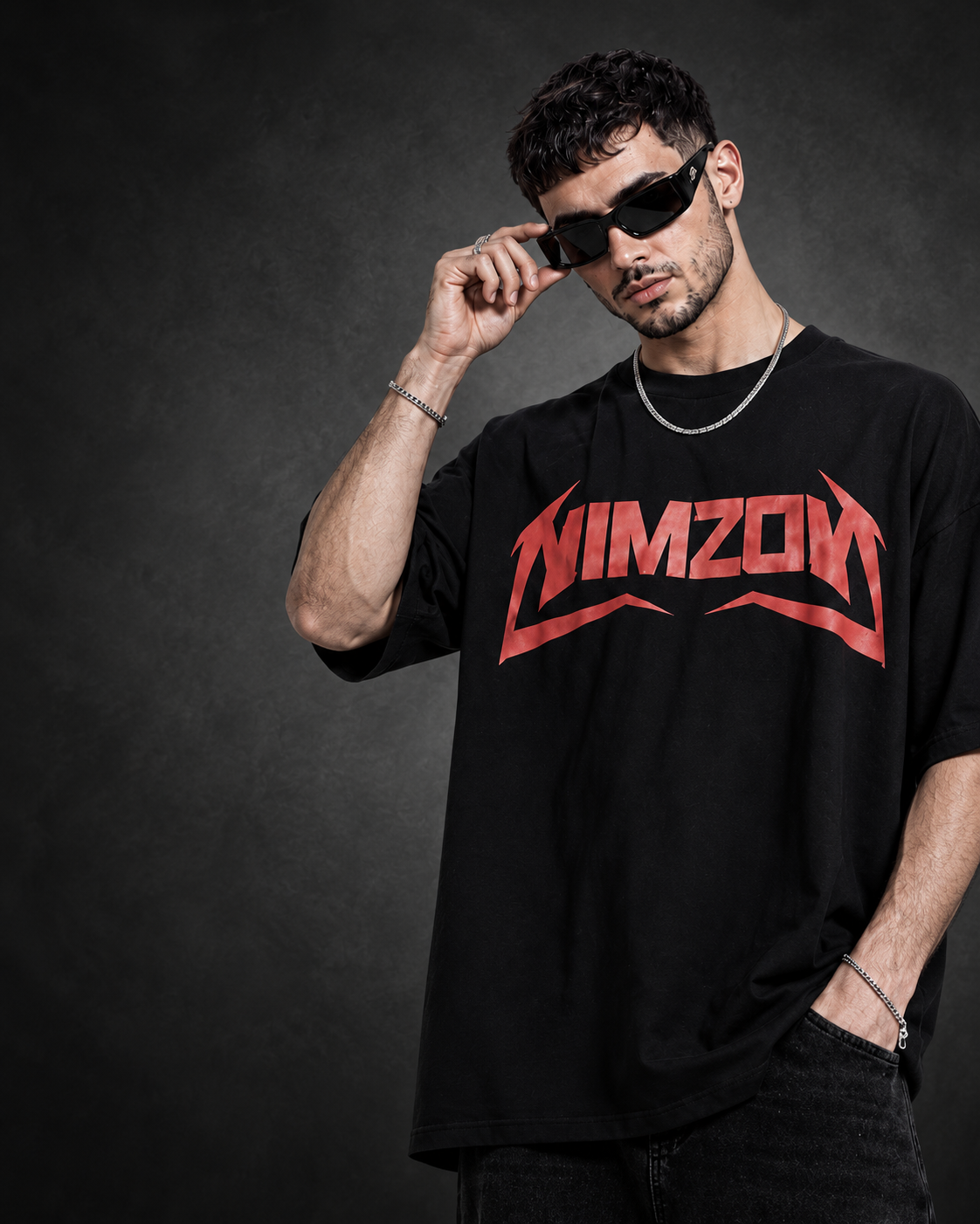 Мужская коллекция NIMZON — модель в чёрной футболке с принтом