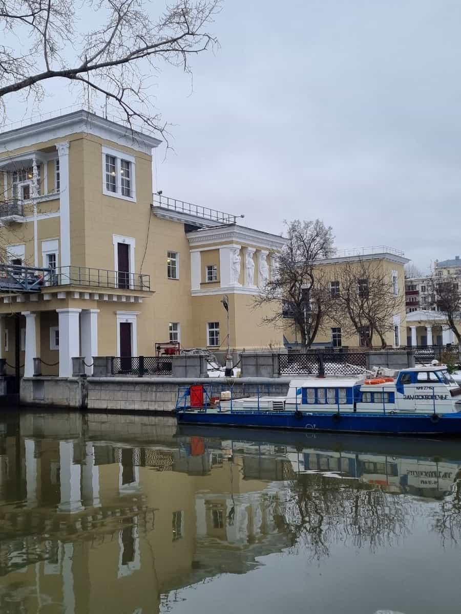 Здание на берегу канала с отражением в воде