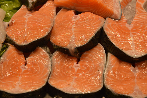 Метионин можно найти в сыром лососе, из которого можно делать вкусную строганину