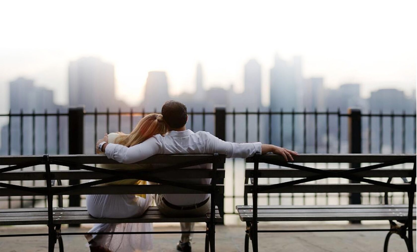 Мужчина в кресле. Он со мной сидит. Он со мной сидит. Женщина сидит в кресле. Фотосессия в квартире.