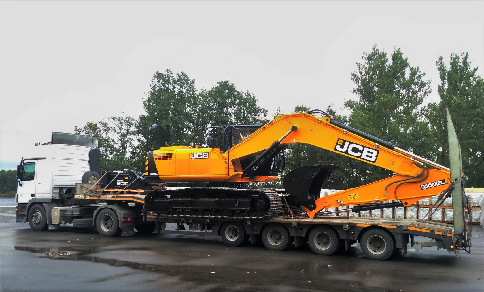 Экскаватор JCB 360 на трале