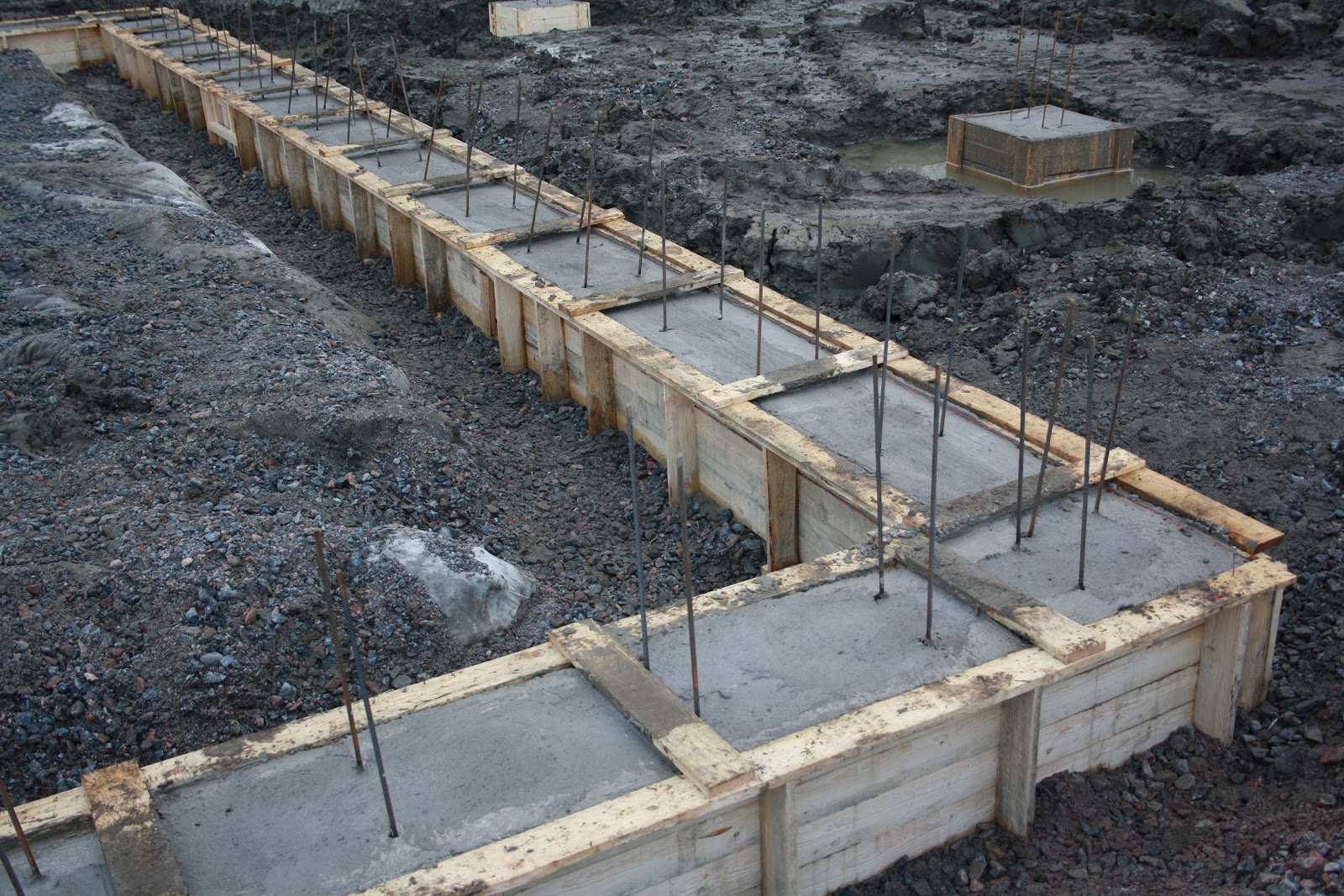 Заложить прочный фундамент. Фундамент под дом. Фундамент. Заливка фундамента. Заложить прочный фундамент.