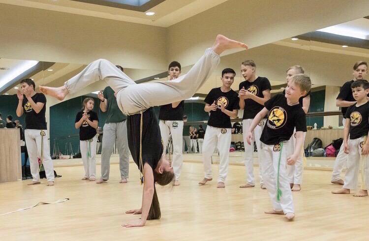 Капоэйра символика. Капоэйра вологда. Капоэйра киров акробатика. Российский центр капоэйры киров. Капоэйра киров спасская 67.