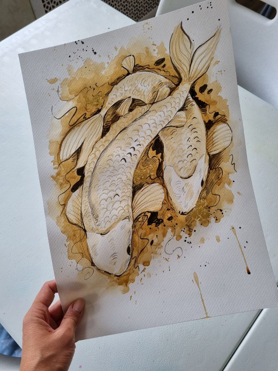 Кофейная живопись — рисунок с двумя рыбами на бумаге