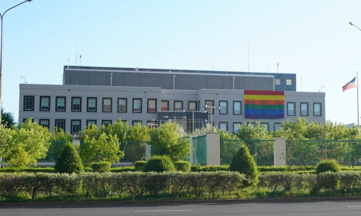 Флаг ЛГБТ на посольстве США в Астане. Архивное фото kz.usembassy.gov