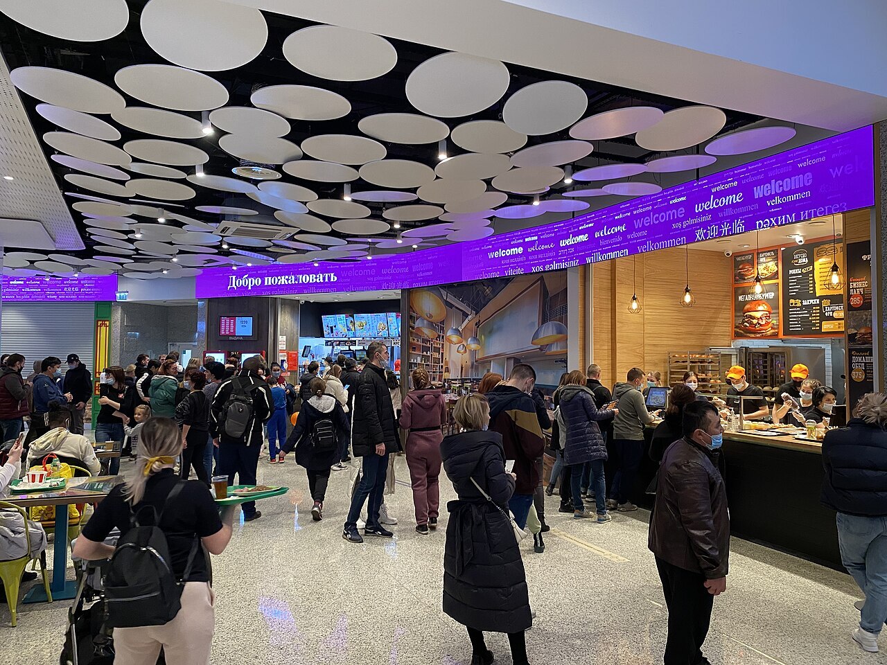 Куда сходить с ребенком 10 лет в Москве: кафе и фудкорт в ТЦ Щелковский рядом с VR-ареной Baza VR.