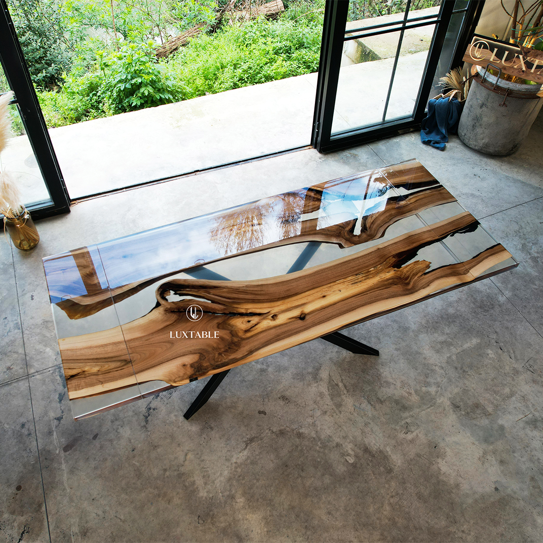 Epoxidharz Tische Alagoas aus europäischem Nussbaum und hellblauem Epoxidharz mit Metallic Effekt