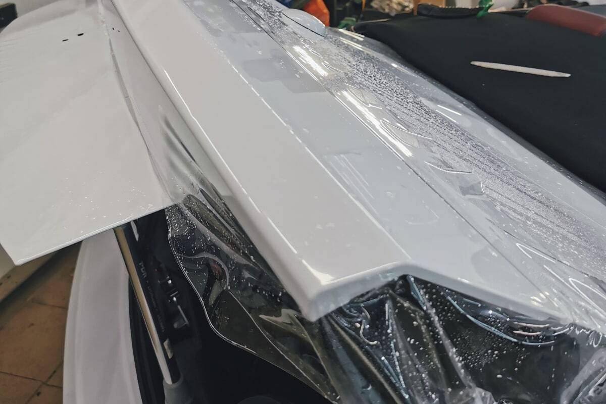 Оклейка поликарбонатной пленкой багажника в студии Wrapni