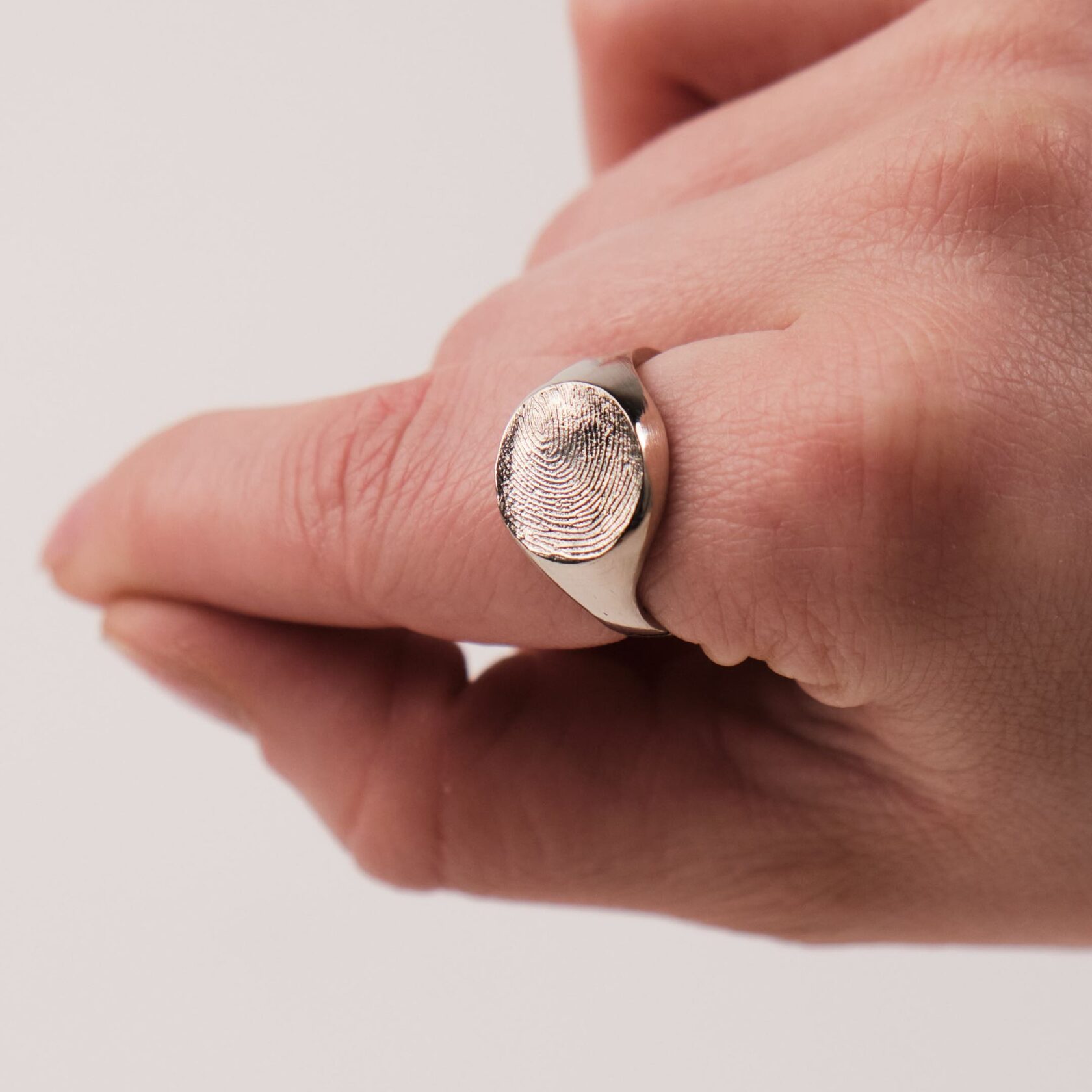Кольцо-печатка с отпечатком пальца