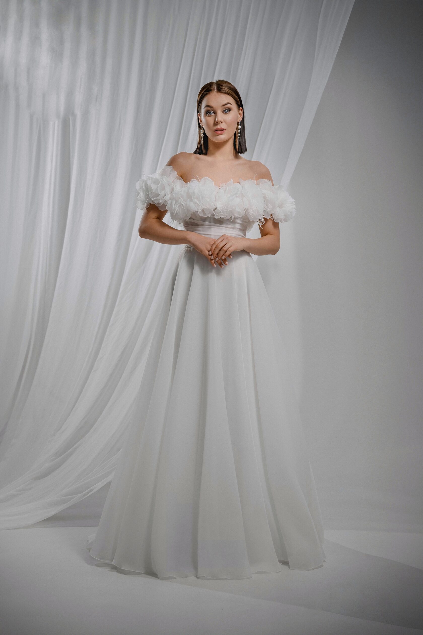 Свадебное платье с объемными цветами