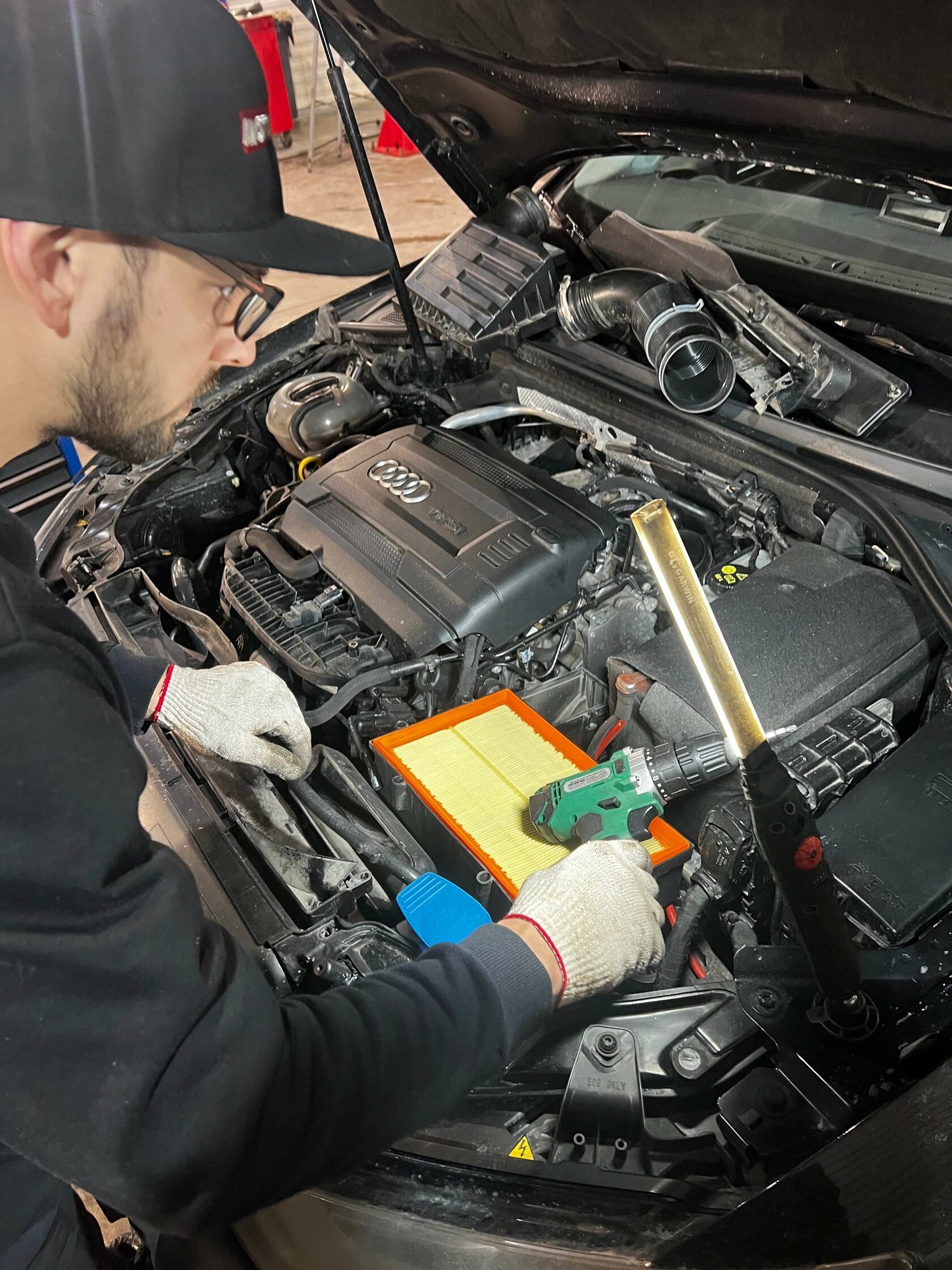 Доступ к фильтру Снятие корпуса воздушного фильтра Audi