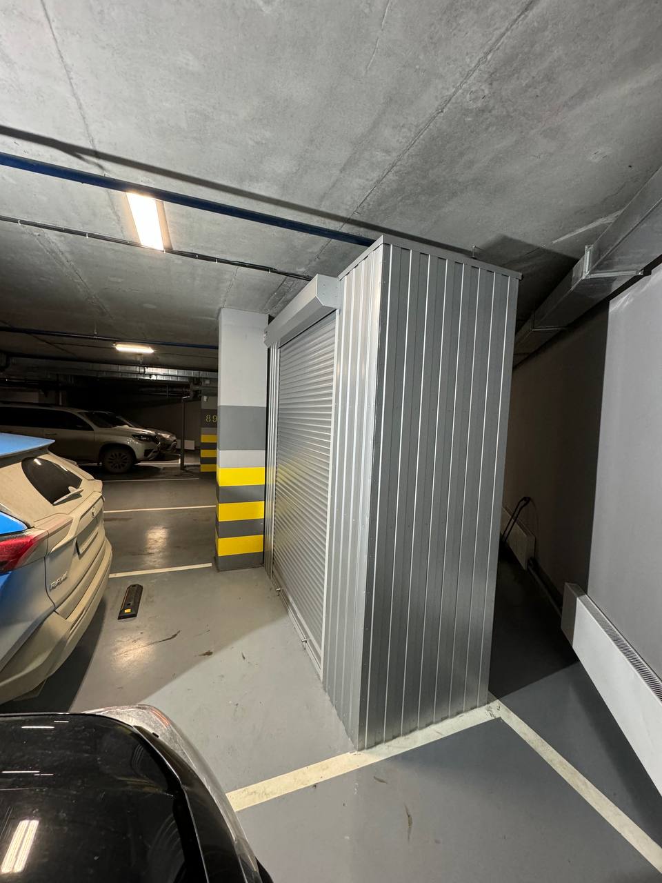 Роллетный шкаф в паркинг (MaxParking) серебристого цвета из профлиста с металлическими полками для размещения велосипедов, чемоданов и инструментов