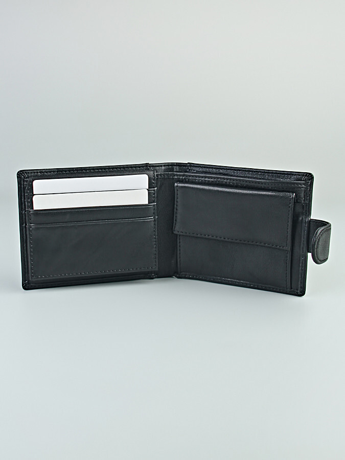 Портмоне мужское. Изделие выполнено из натуральной кожи, закрывается на кнопку.