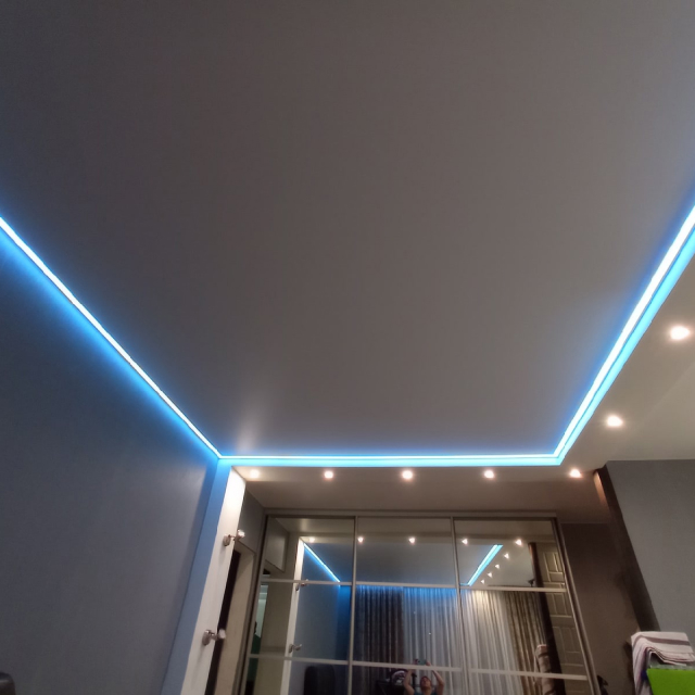 Матовый потолок в гостиной