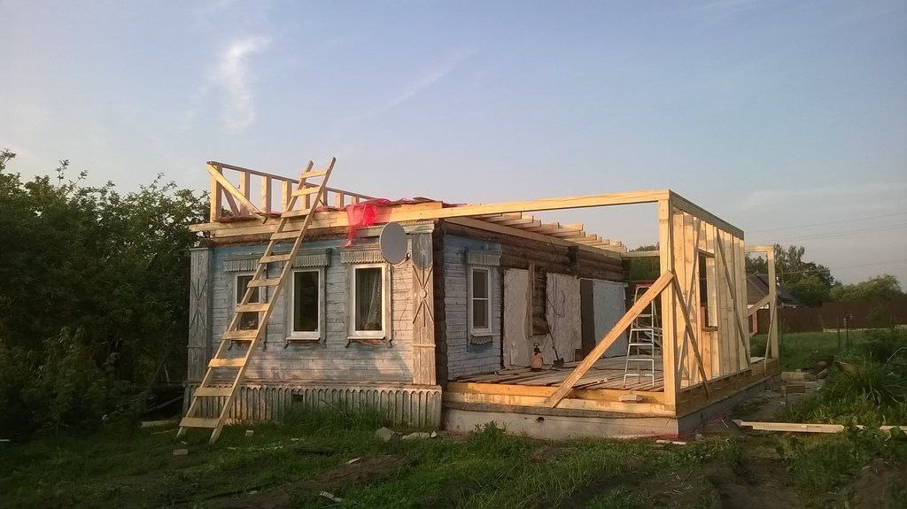 Увеличение площади. Надстройка дачного домика. Пристройка к старому дому. Пристройка к старому дому проекты. Реконструкция старого деревянного дома.