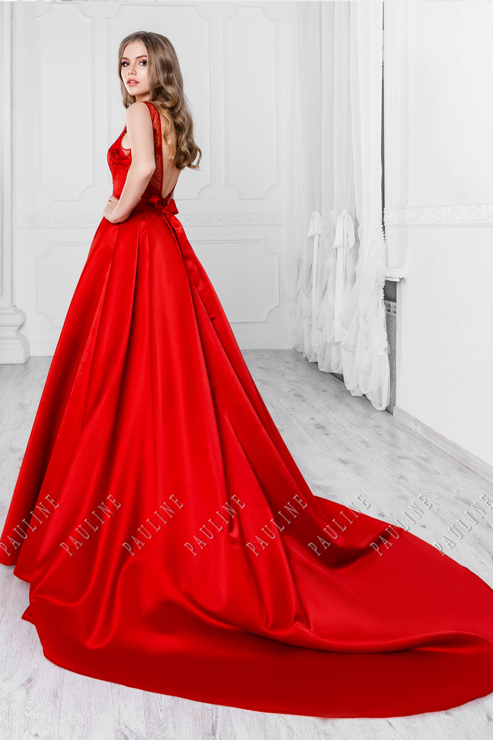 Красное платье со шлейфом длинное