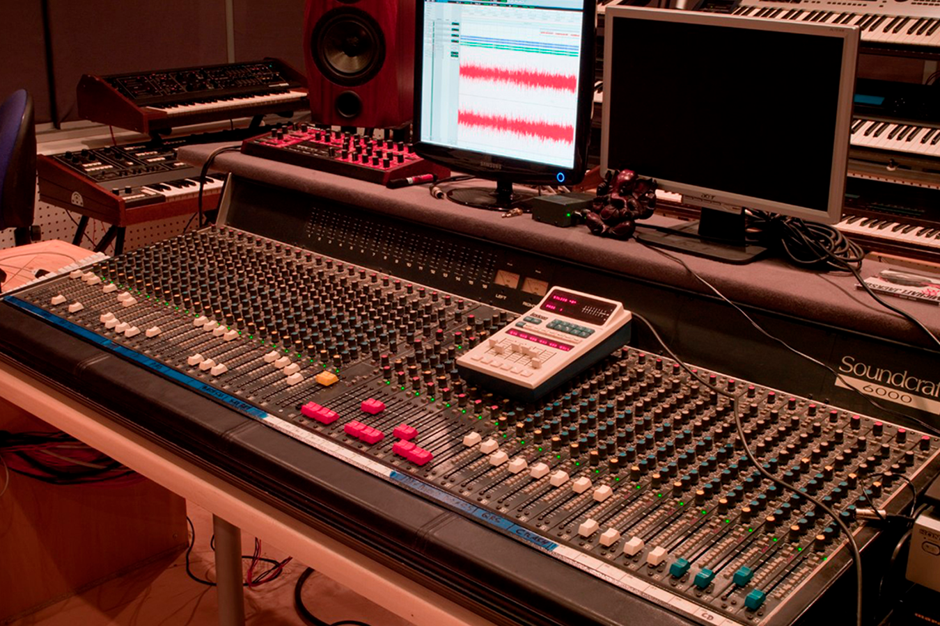Музыкальная студия. Звукозаписывающая аппаратура. Студия звукозаписи. Оборудование для звукозаписывающей студии.
