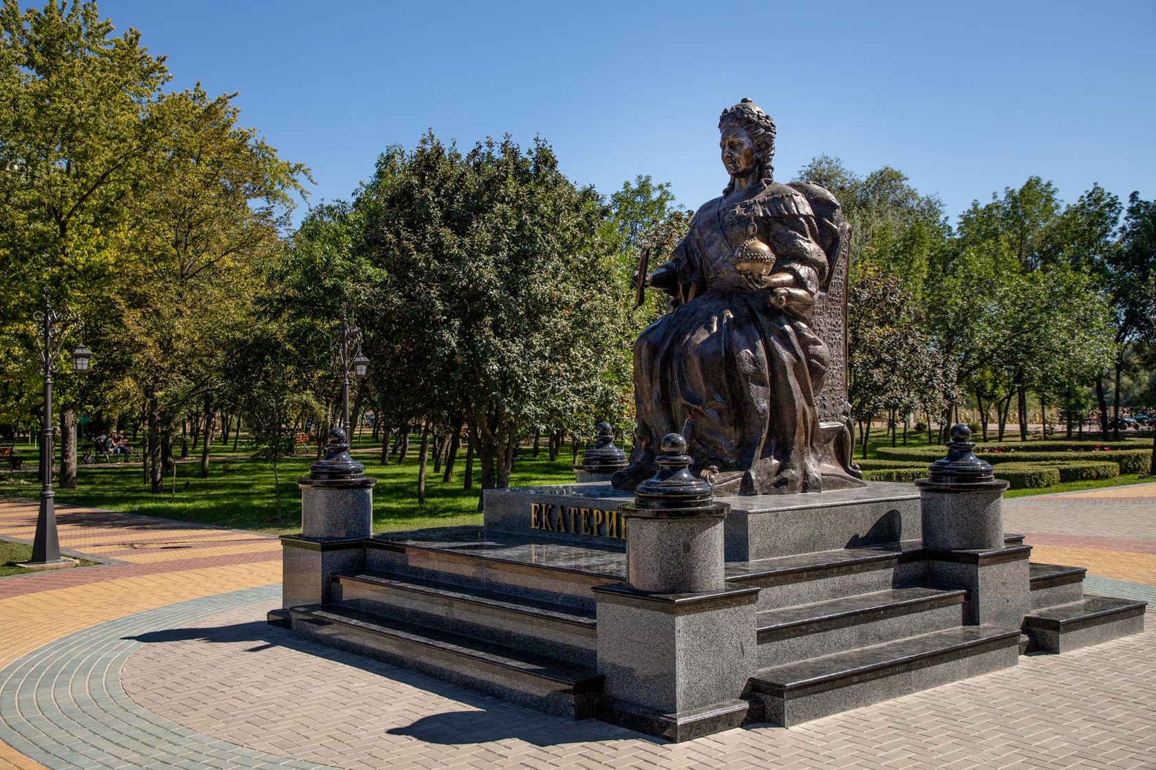 Памятники екатерине в городах. Екатерининский парк Тирасполь памятник Екатерине. Памятник Екатерине в Тирасполе. Екатерининский парк Краснодар. Екатерининский парк Тирасполь статуи.