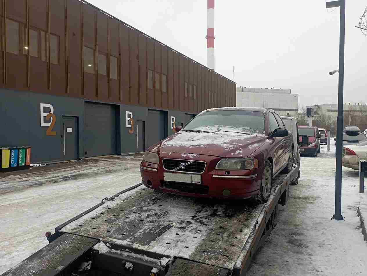 Эвакуация автомобиля Volvo S60 с улицы Карпинского в Калининском районе Санкт-Петербурга