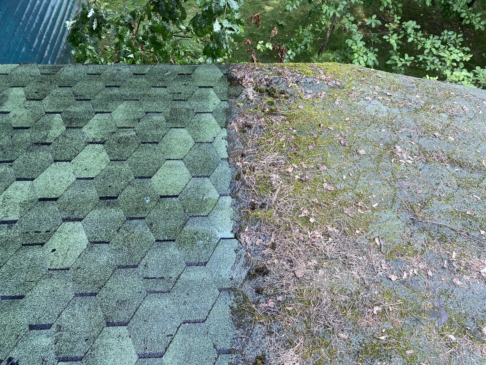 промышленный альпинист выполняет чистку водостоков под напором воды из специального шланга