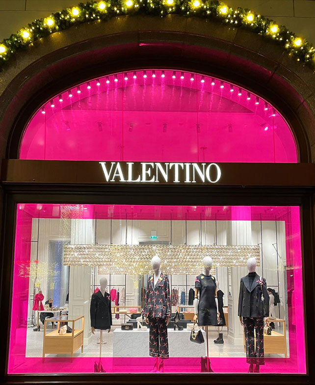 Оформление витрины магазина одежды