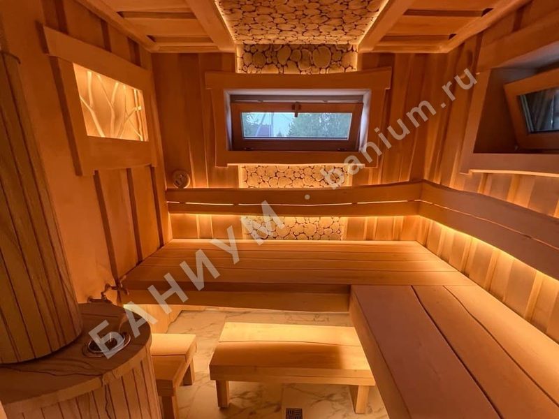 Готовая светлая парная с потолком из спилов и полками с подсветкой