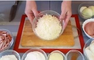 Приготовление жюльена с курицей, грибами, сыром и ветчиной: шаг 3