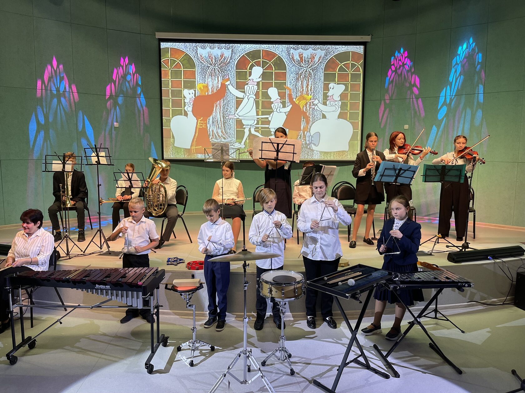 Дети зрители в театре. Костюмы для спектакля. Детский театр. Детская музыкальная школа искусств. Театральный кружок для детей.