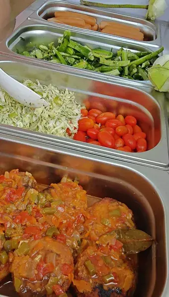 Овощи, томаты и мясо в гастроёмкостях