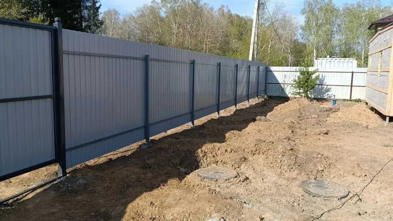 Забор — серый профнастил