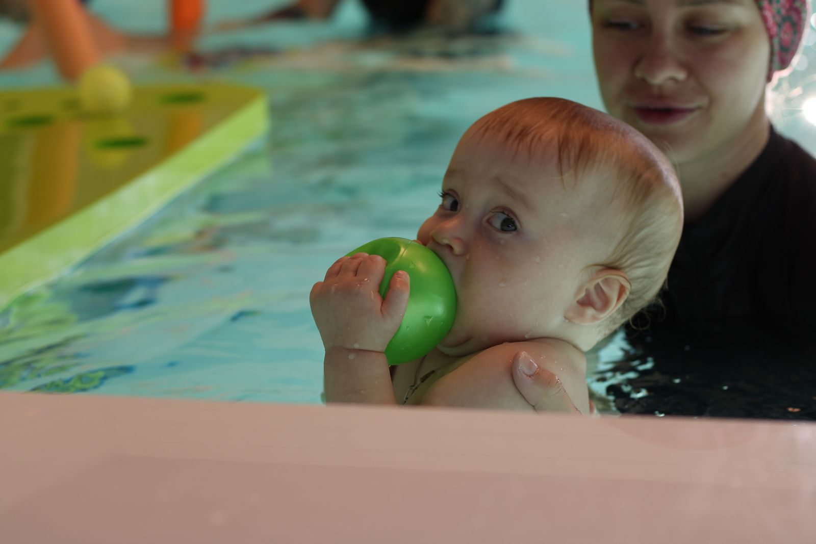 Ребёнок 1–3 лет занимается плаванием с тренером в аквацентре «Аквалина»