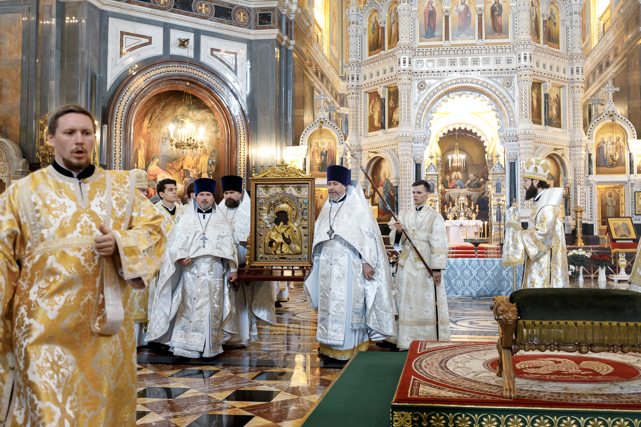 В Храме Христа Спасителя состоялись проводы чудотворного Феодоровского  образа иконы Божией Матери