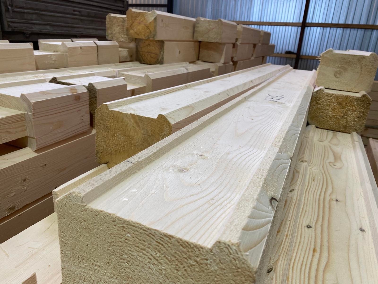 доски пермь. пиломатериал естественной влажности сосна 1-3. брус септированный. брусок 50х50. карандашный обзол на доске 1 сорта.